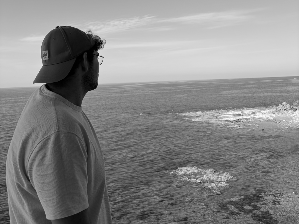 Jonas Farny de dos, face à la mer